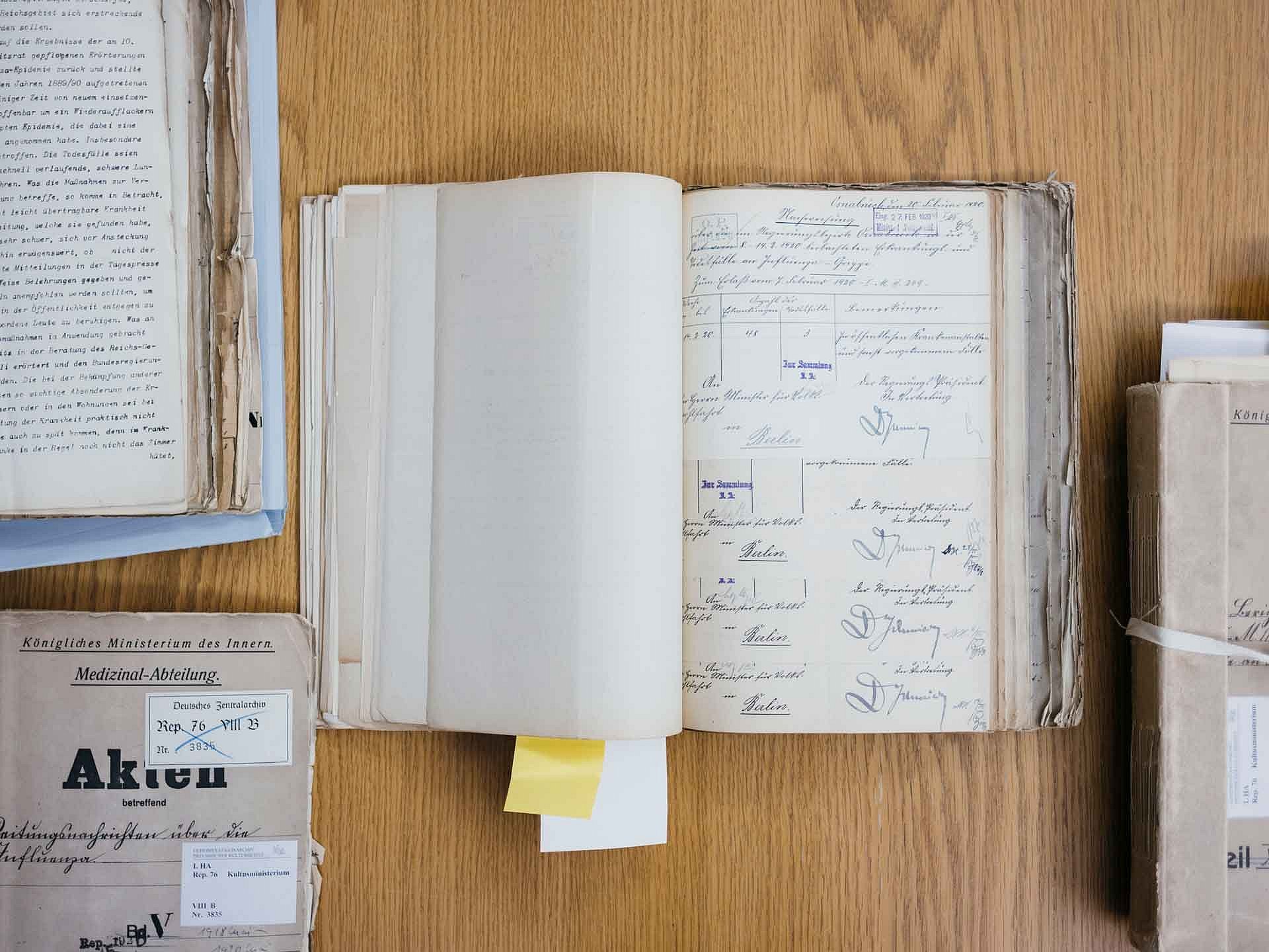 Aufgeschlagenes historisches Textdokument