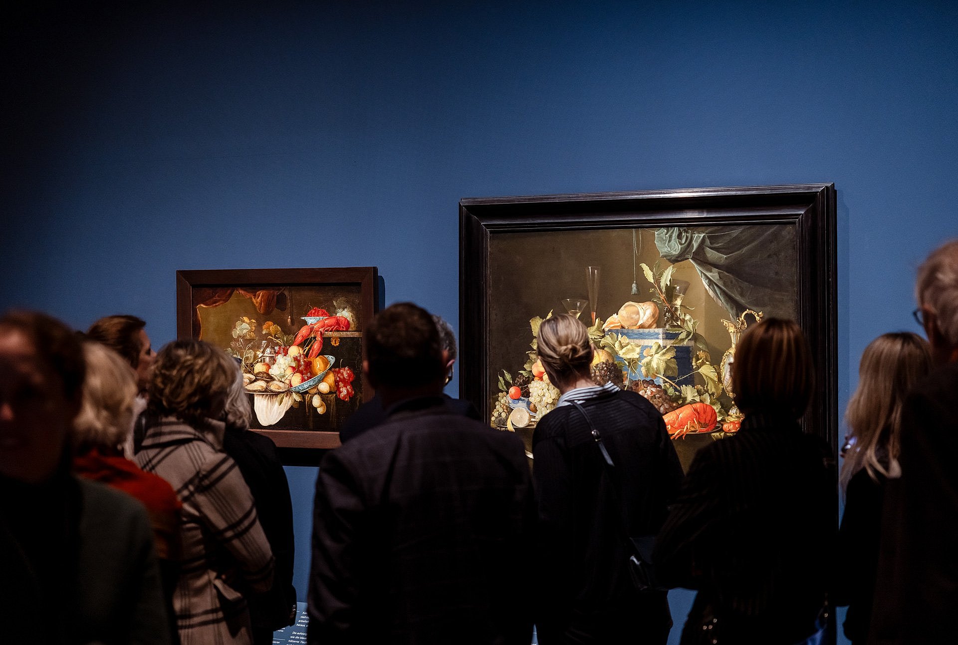 Menschen betrachten Gemälde im Museum