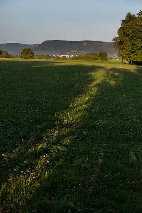 Wo früher die Landebahn war, ist heute eine grüne Wiese