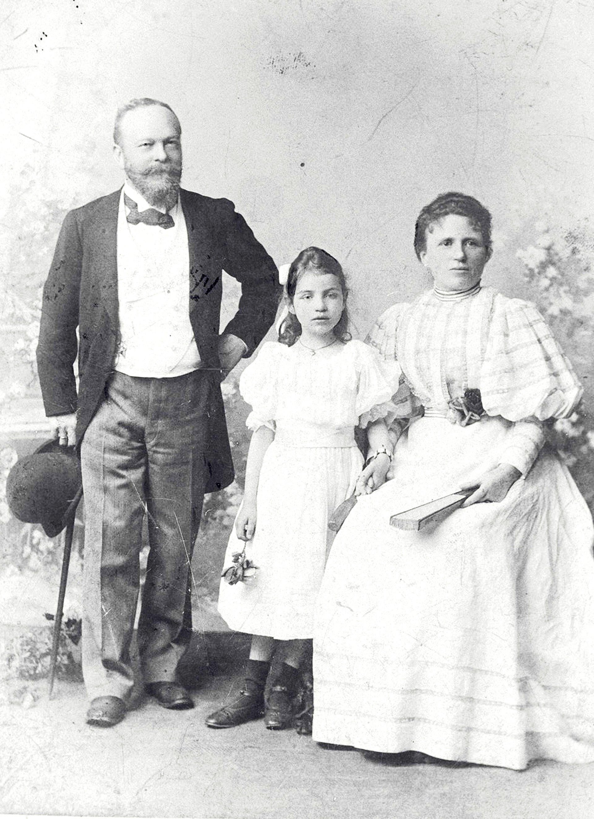 Schwarz-Weiß-Foto eines Mannes, einer Frau und eines Mädchens