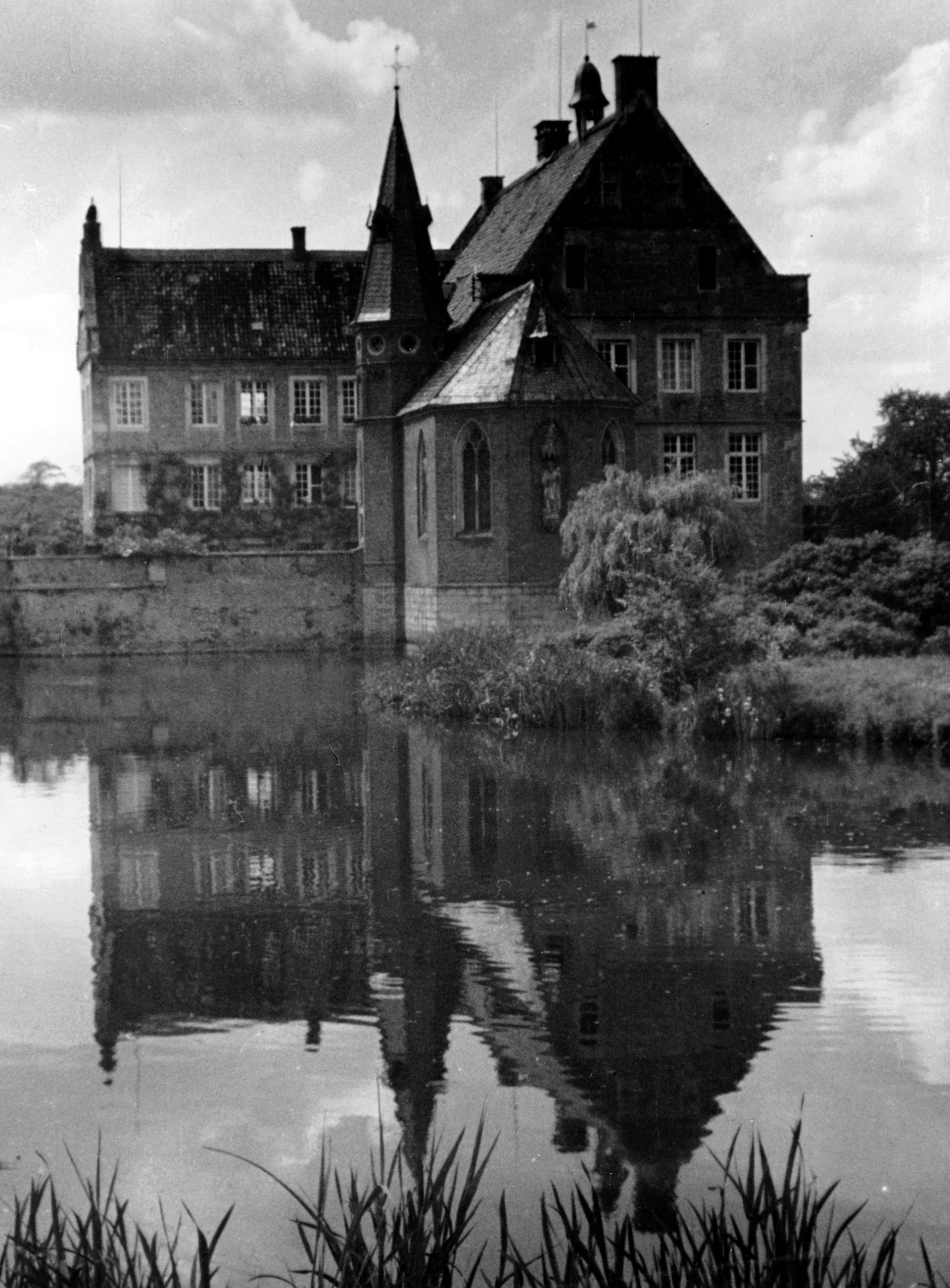 Schwarz-Weiß-Foto einer Burg am Wasser