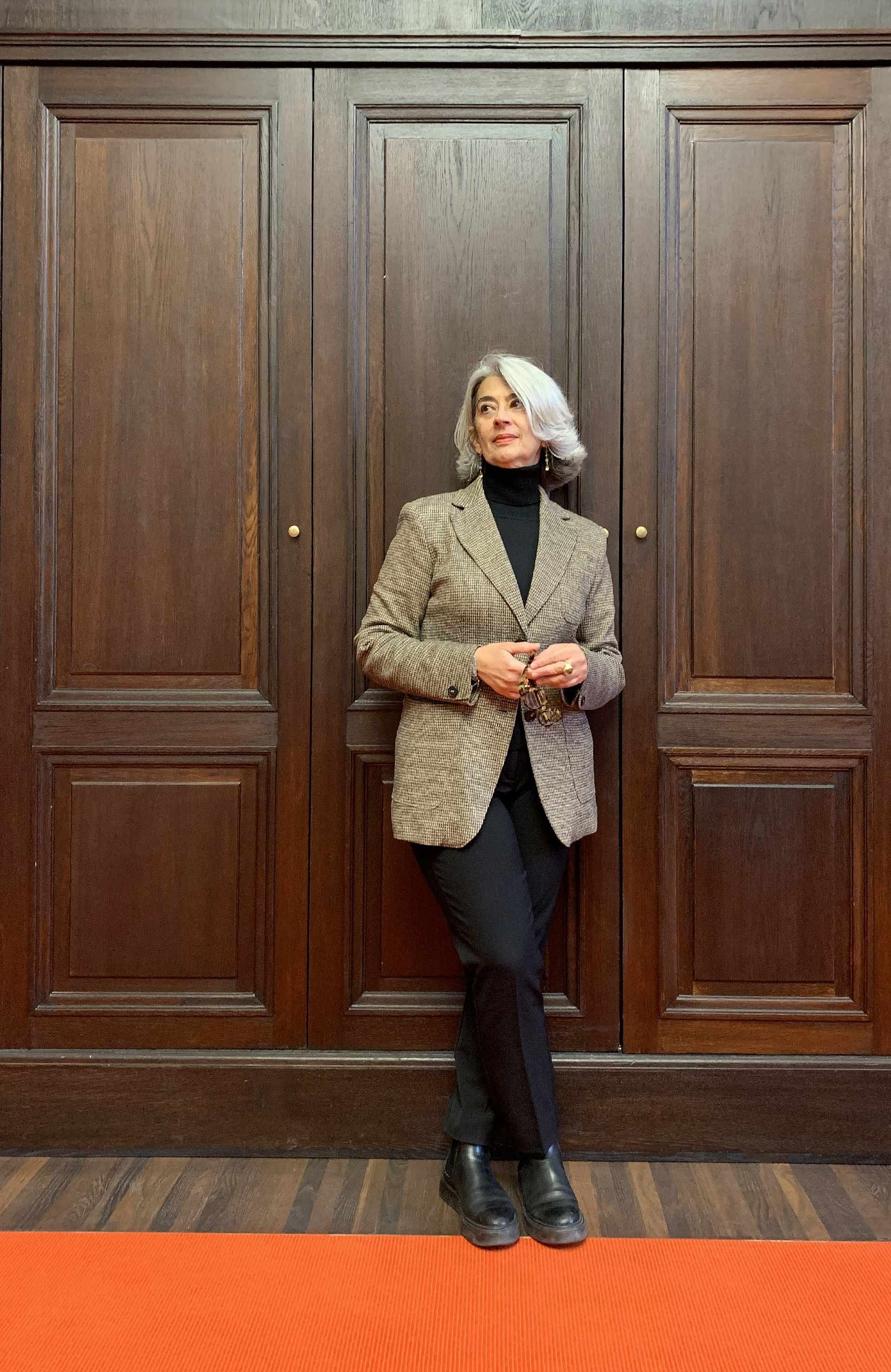 Fotografie einer Frau vor einem braunen, massivem Schrank