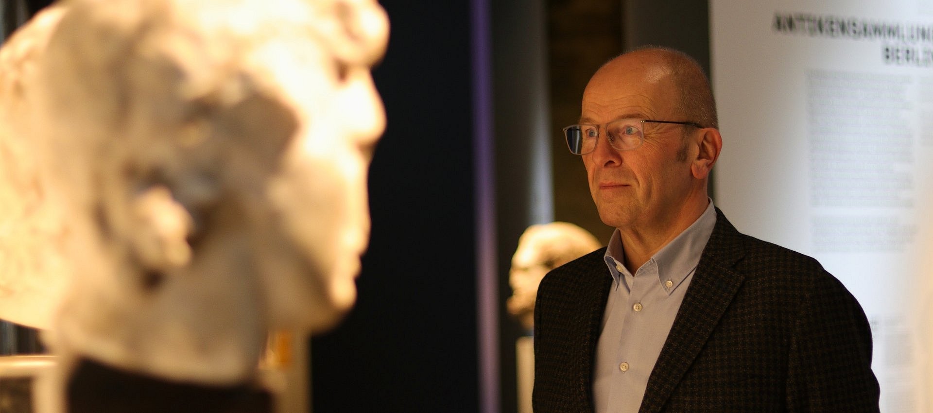 Ein Mann vor einer Statue