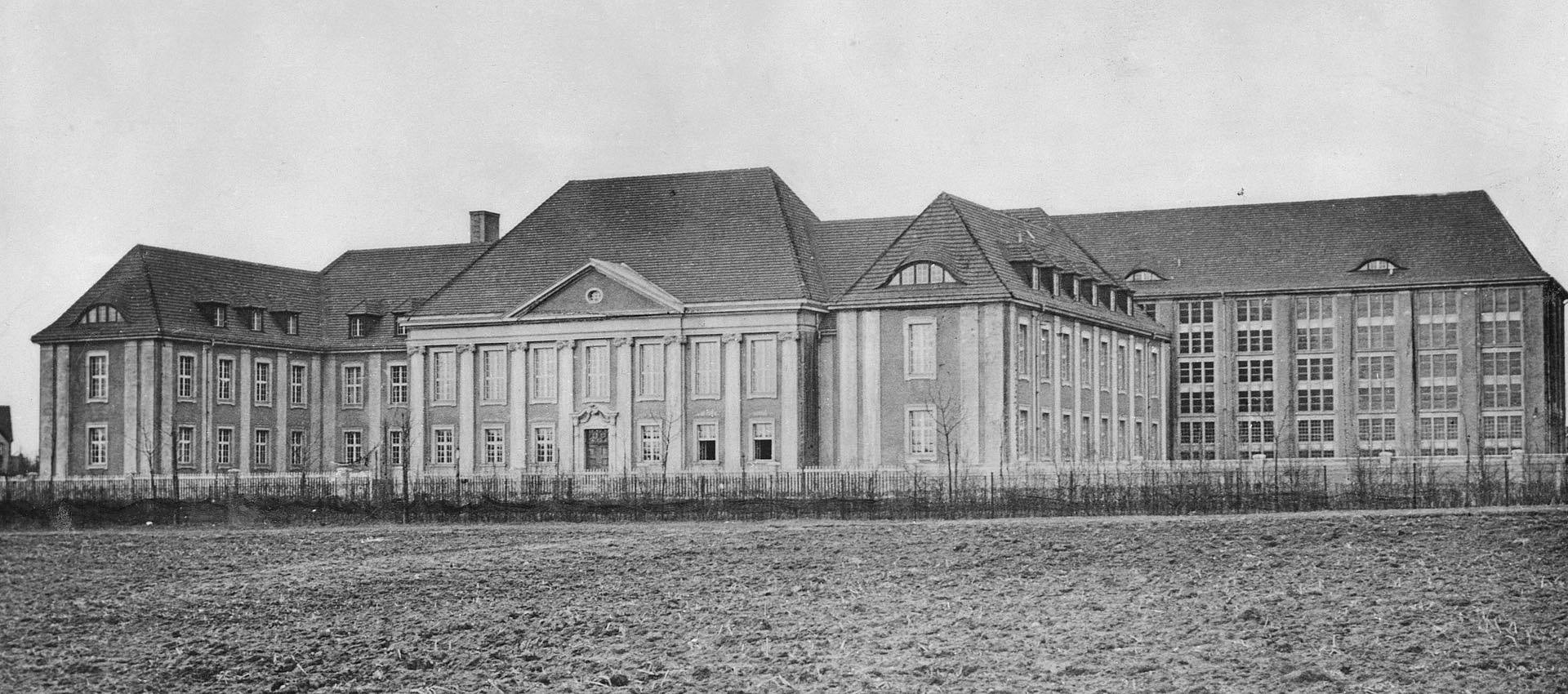 Zum Artikel "100 Jahre GStA in Dahlem - Manche leuchten im Geheimen"