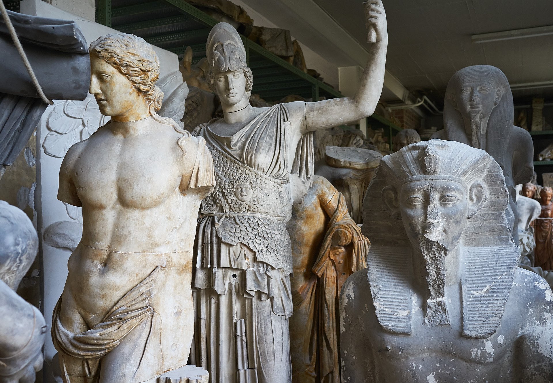 Diverse Statuen aus verschiedenen Zeiten und Orten