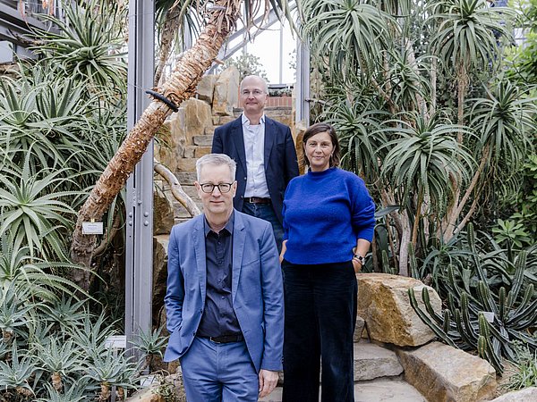 V.l.n.r.: Günter M. Ziegler, Präsident der FU, Patricia Rahemipour, Direktorin des Instituts für Museumsforschung, und Thomas Borsch, Direktor des Botanischen Gartens und Botanischen Museums Berlin, im Botanischen Garten. Foto: Paula Winkler