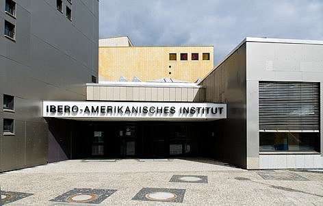 Facade of a modern building with the label "Ibero-Amerikanisches Institut"