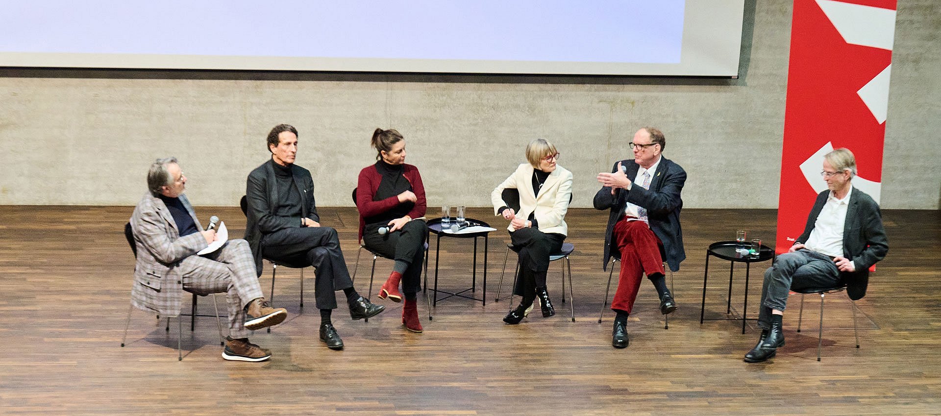 Panel mit sechs Teilnehmenden