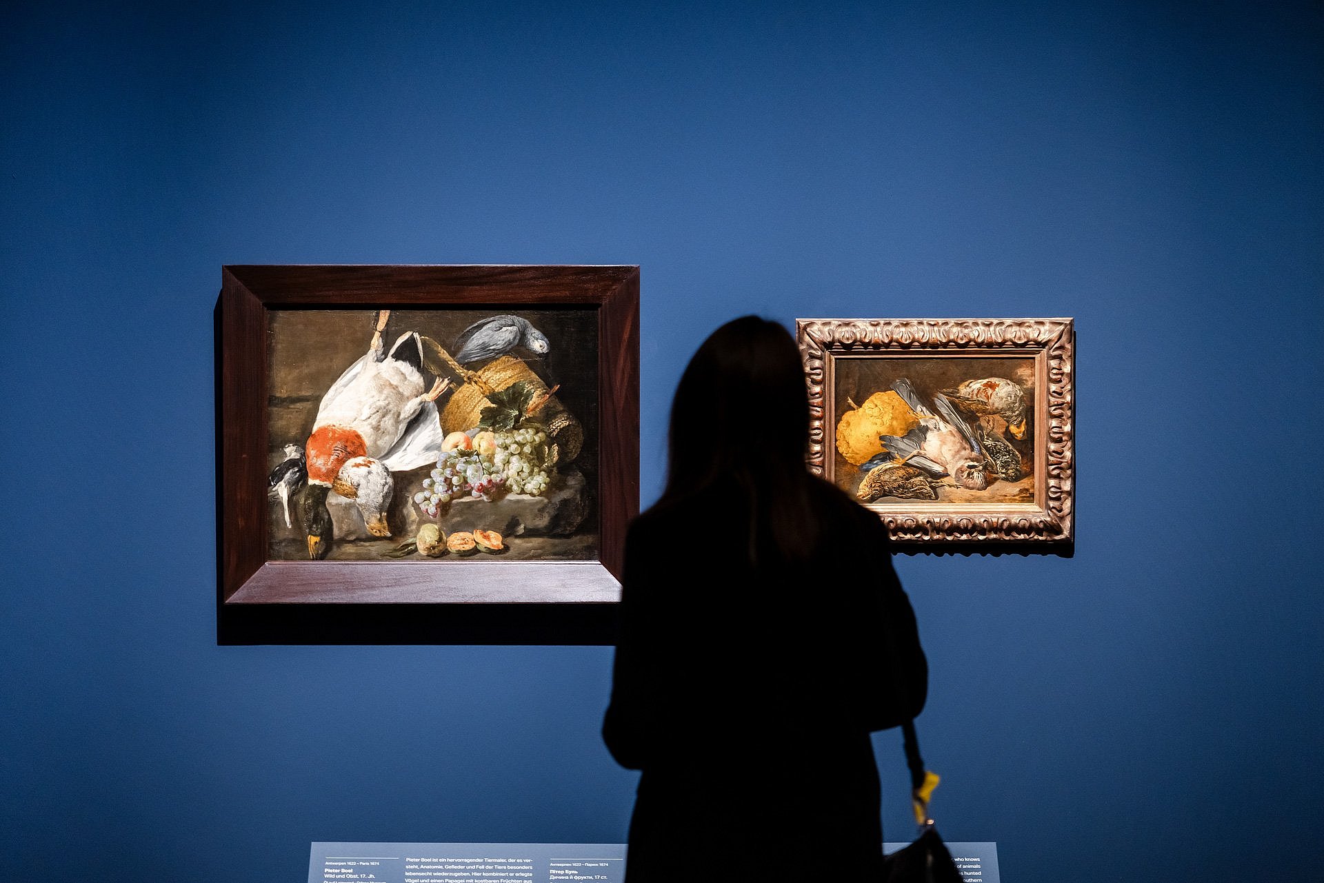 Person betrachtet Gemälde im Museum
