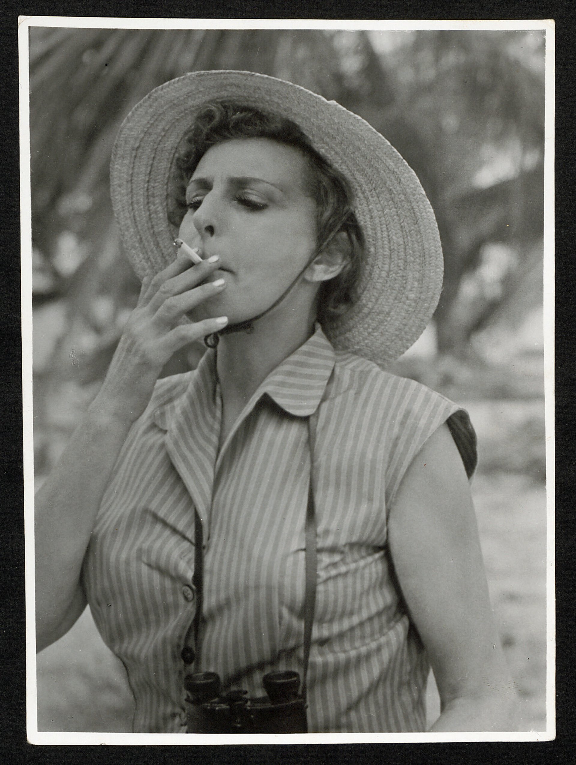 Schwarz-Weiß-Foto einer rauchenden Frau