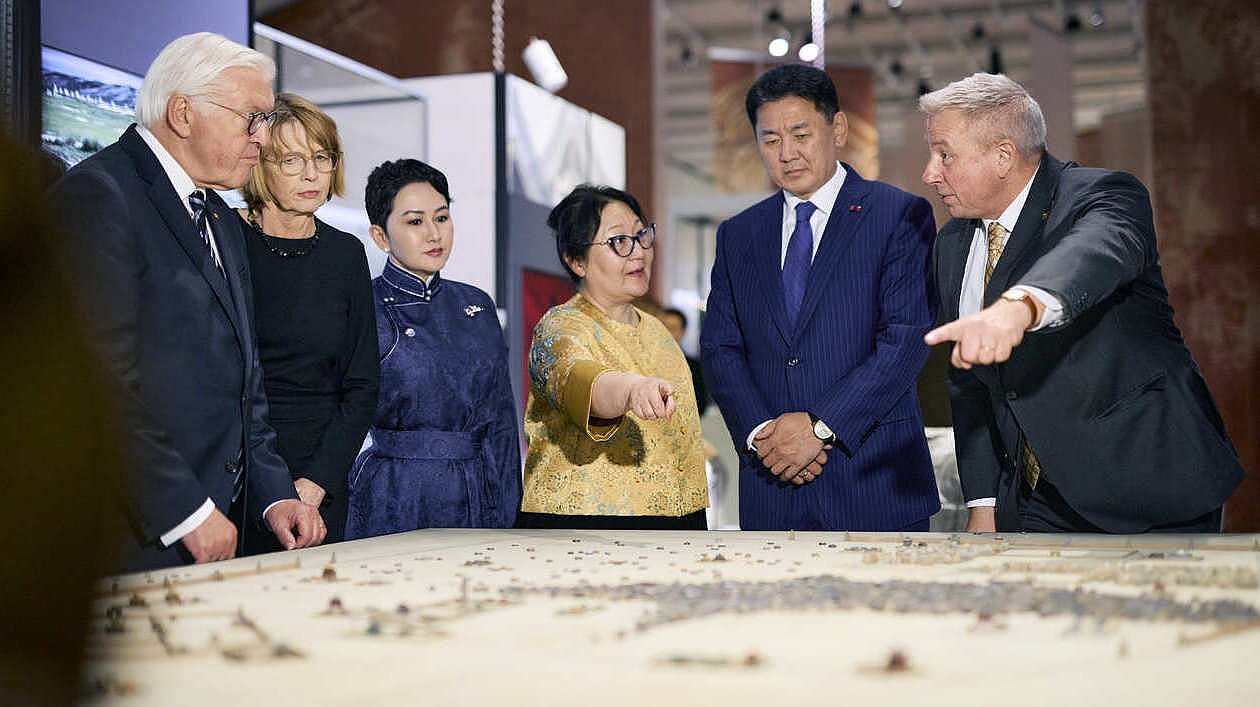 Eine Gruppe betrachtet ein Modell der historischen Stadt Karakorum.