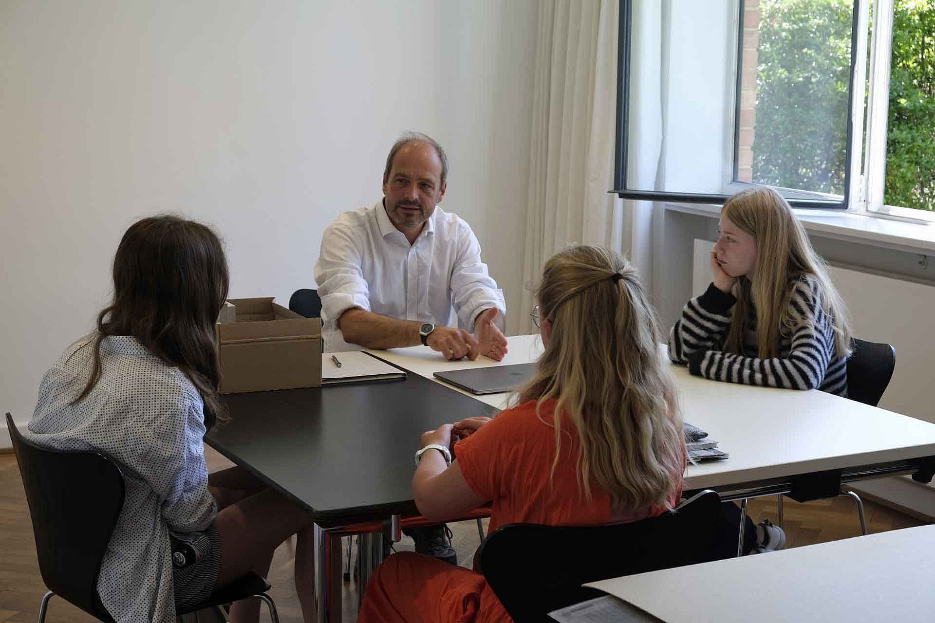 Workshopgruppe diskutiert am Tisch