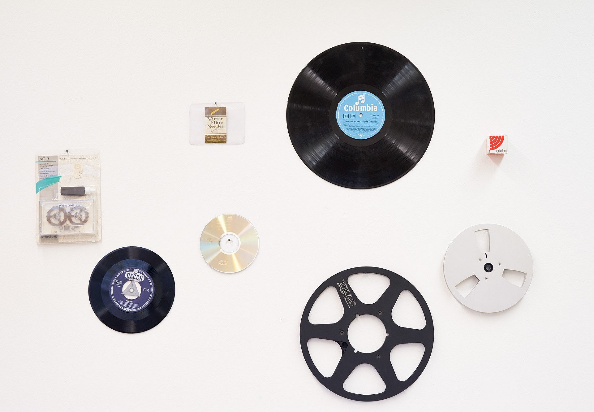 Präsentation verschiedener Tonträger von Vinyl über CD zu Tonbändern
