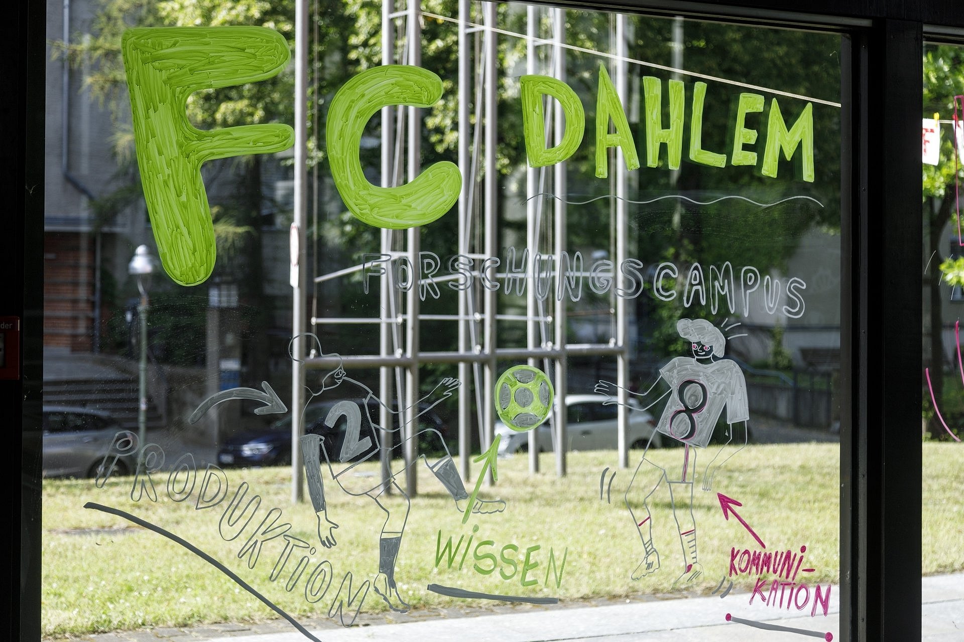 Glasscheibe, die den Schriftzug "FC Dahlem" trägt