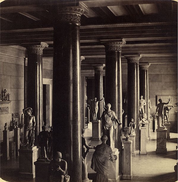 Blick in die Ausstellungsräume des Alten Museums, ca. 1906/07, im Zentrum die Statue der Artemis Colonna; Staatliche Museen zu Berlin, Zentralarchiv