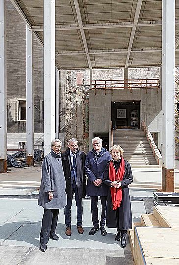 Blick hinauf in ein Betontreppenhaus (öffnet Vergrößerung des Bildes)