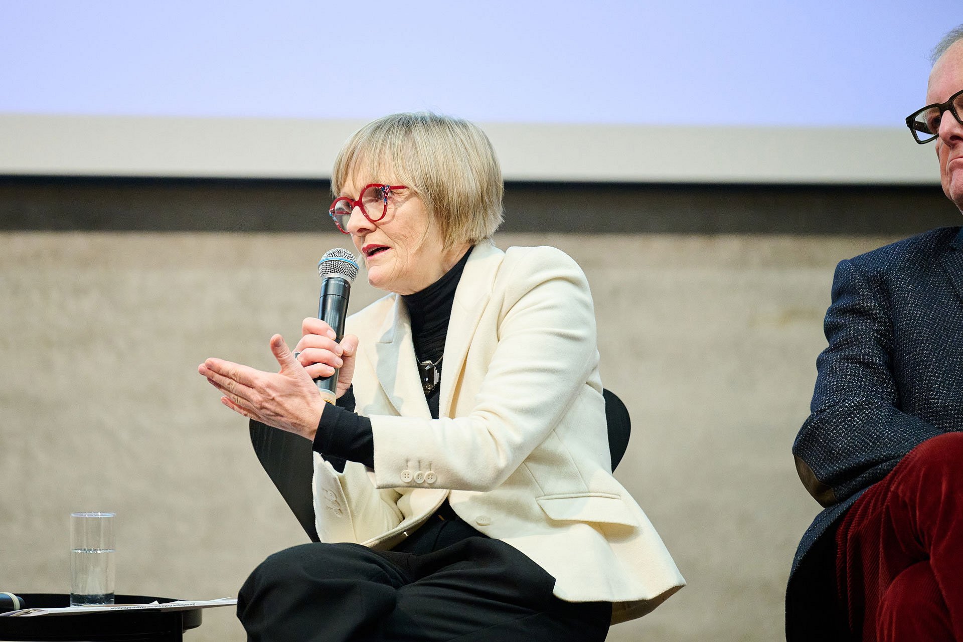 Frau spricht in Mikrofon