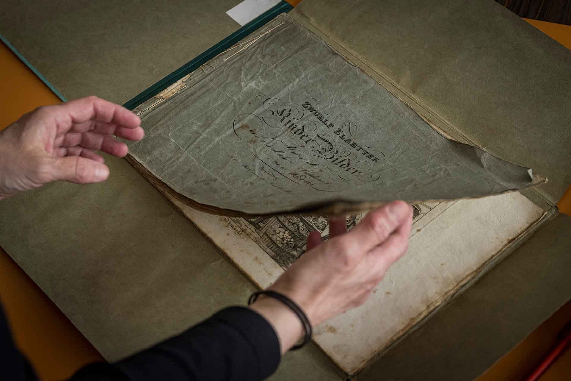 Eine Frau blättert in einem Buch