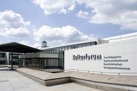 Ansammlung von modernen Gebäuden an einem Platz