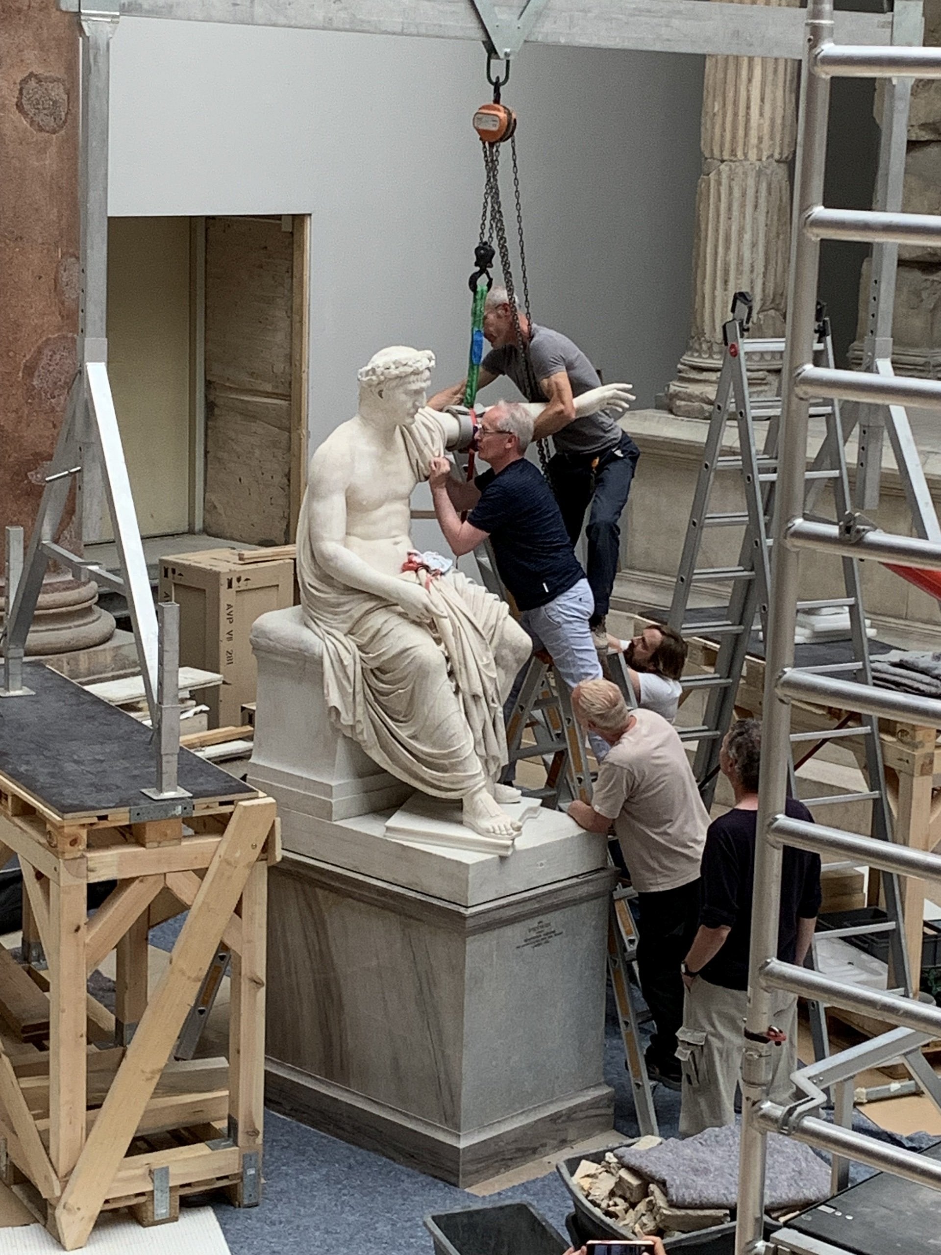 Einer Statue wird ein Arm abmontiert. 