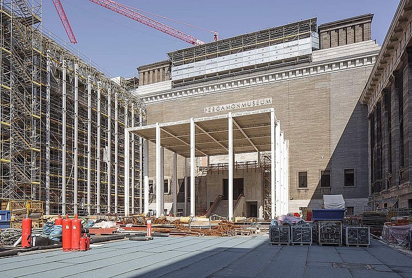 Stahlgerüst des quadratisch geformten neuen Eingangsbereichs des Pergamonmuseums (öffnet Vergrößerung des Bildes)