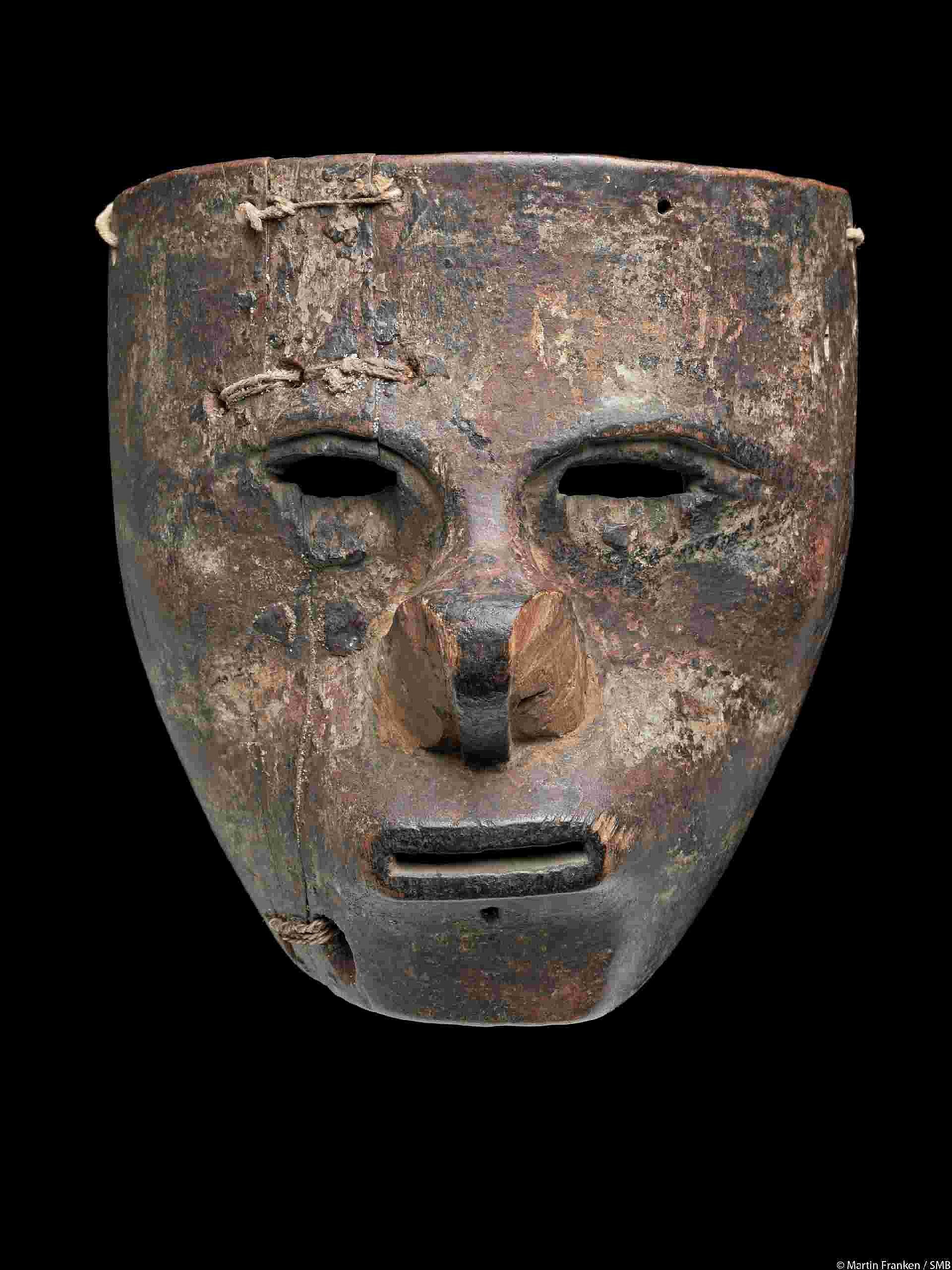 Maske vor schwarzem Hintergrund
