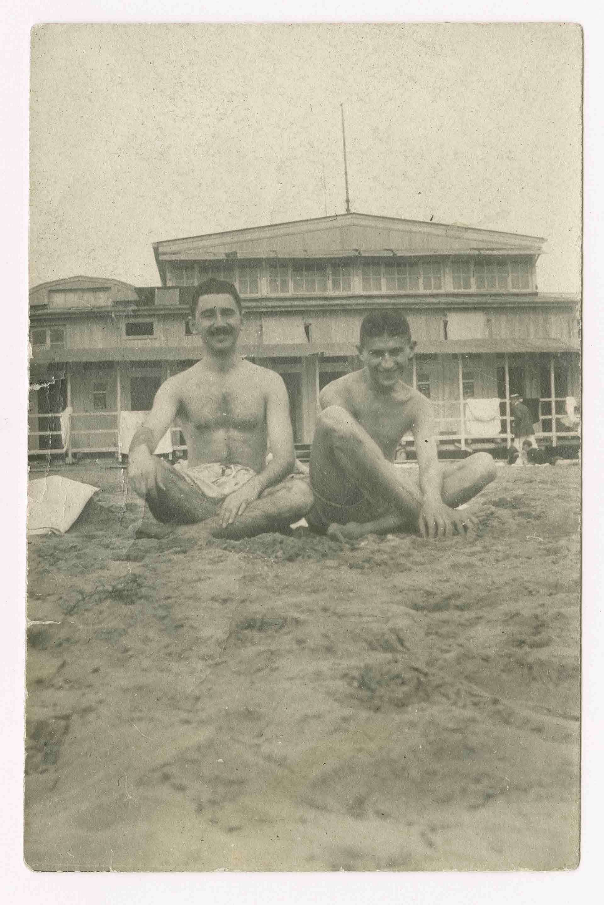 Schwarz-weiß Foto von zwei Männern am Strand