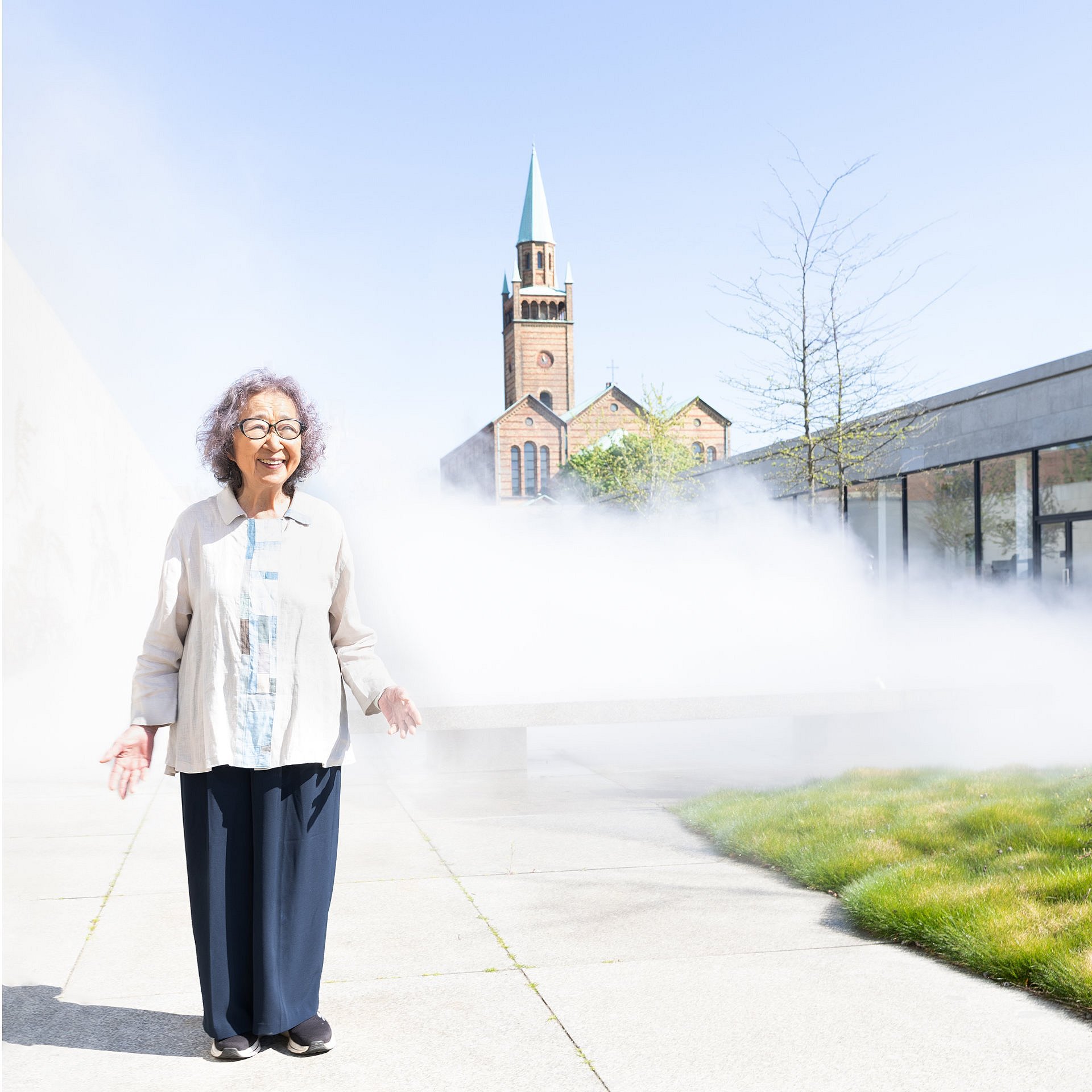 Fujiko Nakaya in ihrer Nebelskultpur im Skulpturengarten der Neuen Nationalgalerie