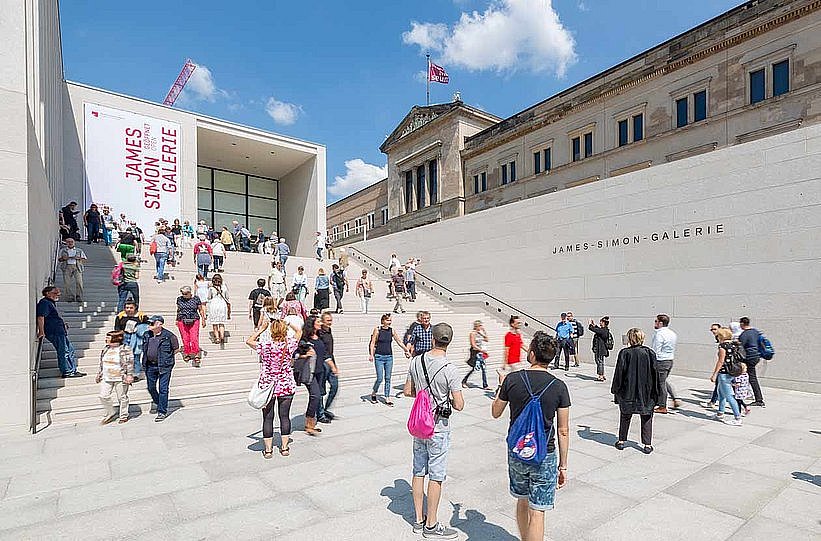Viele sommerlich gekleidete Besucherinnen und Besucher auf dem großen Treppenaufgang der James-Simon-Galerie (öffnet Vergrößerung des Bildes)
