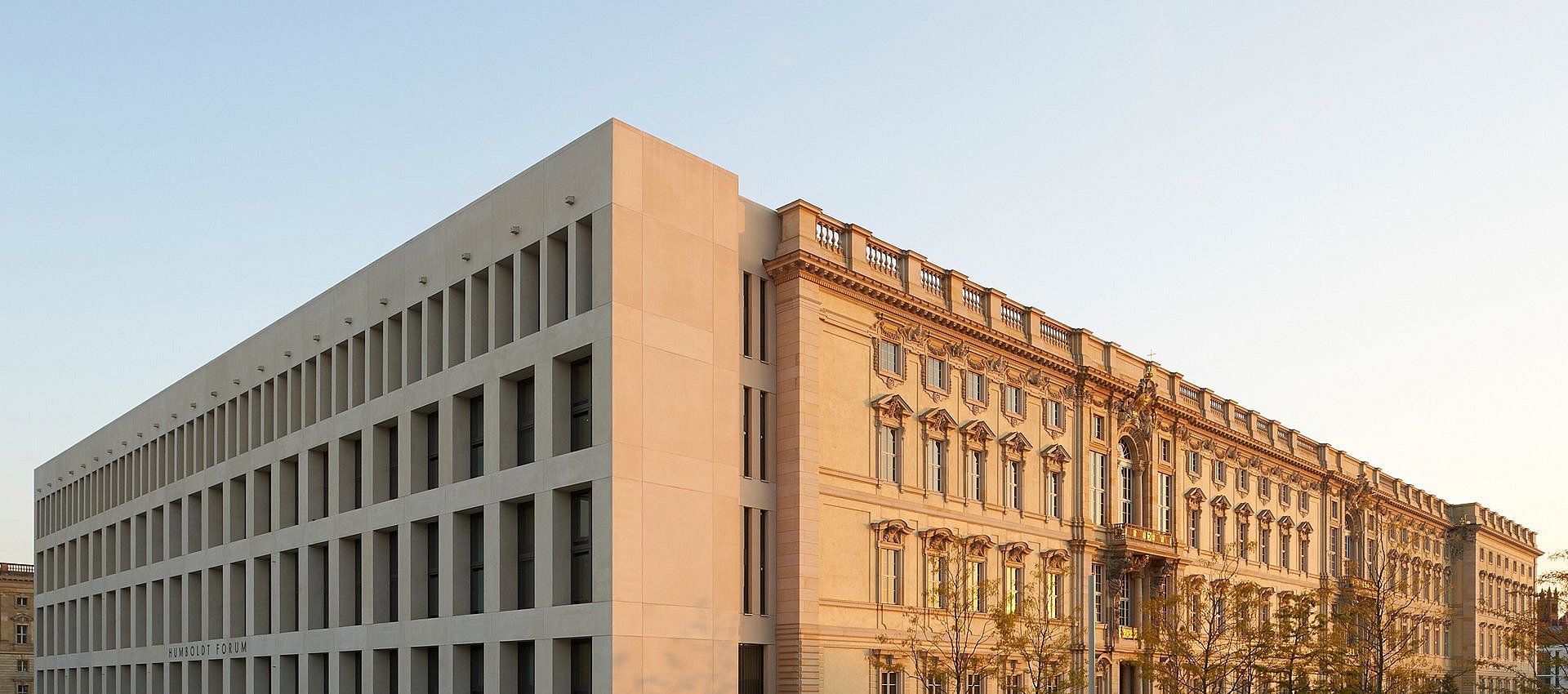 Fassade eines barocken Schlossen an einer modernen Fassade