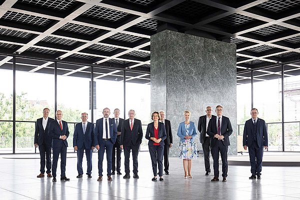 MP in NNG Menschen posieren in einer Ausstellungshalle