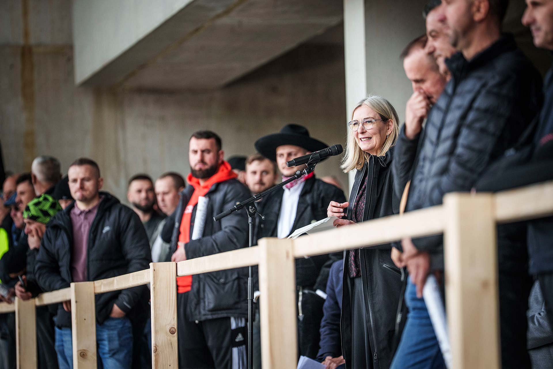 Frau hält Rede