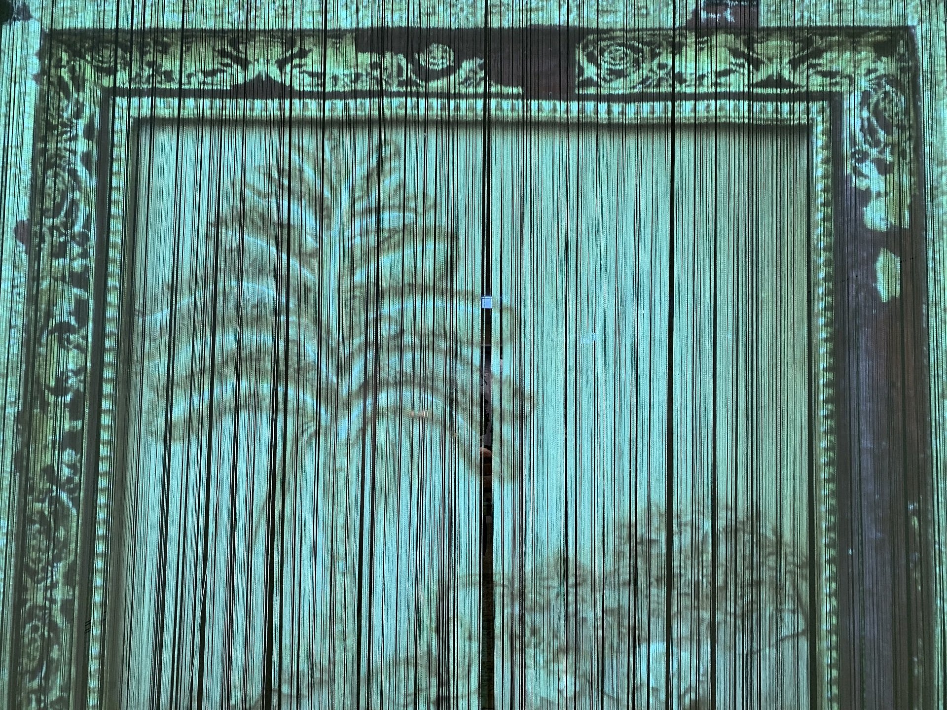 Eine orientalisch-anmutende Projektion auf einem Vorhang