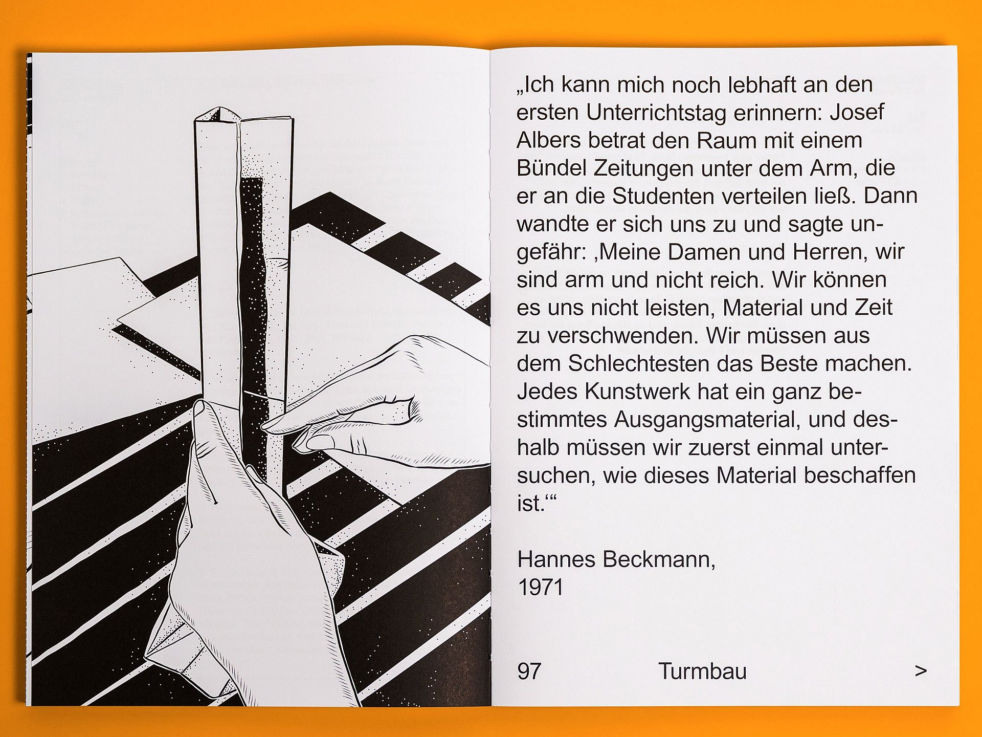 Aufgeschlagenes Buch mit schwarz-weißer Illustration links und Text rechts