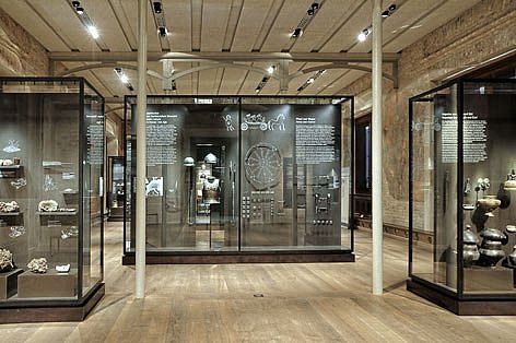 Blick in eine Ausstellungssituation mit Archäologischen Objekten