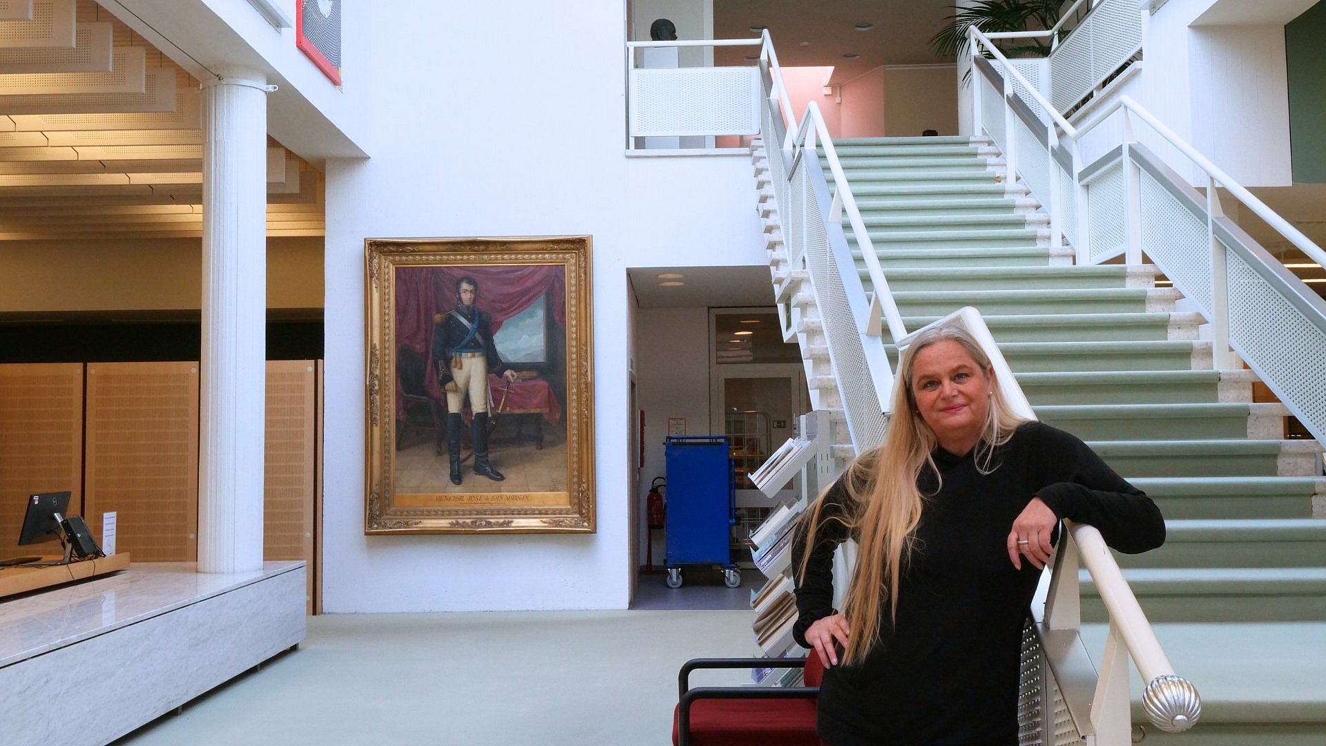 Andrea Wiethoff im Lesesaal des IAI