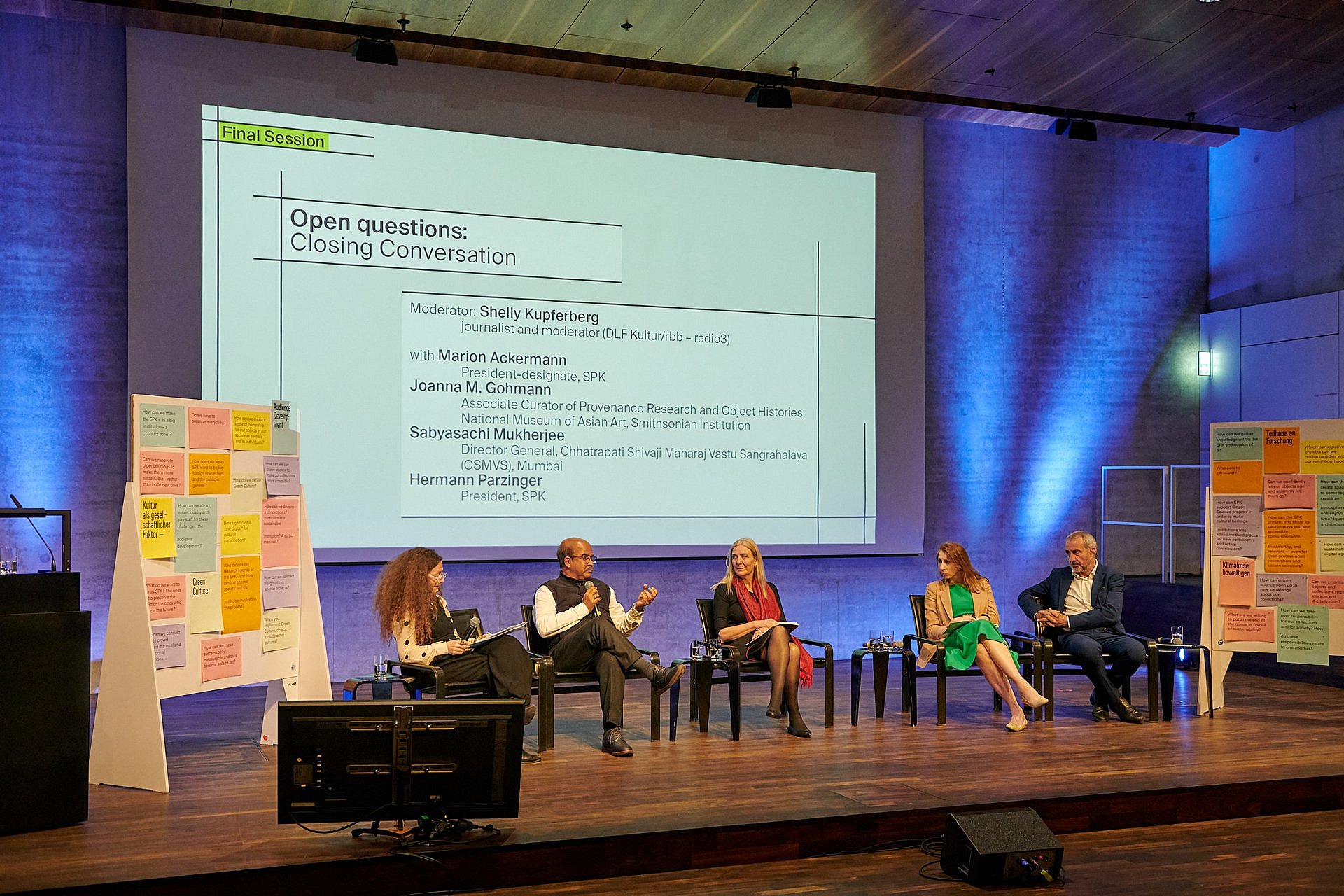 Panel auf einer Bühne