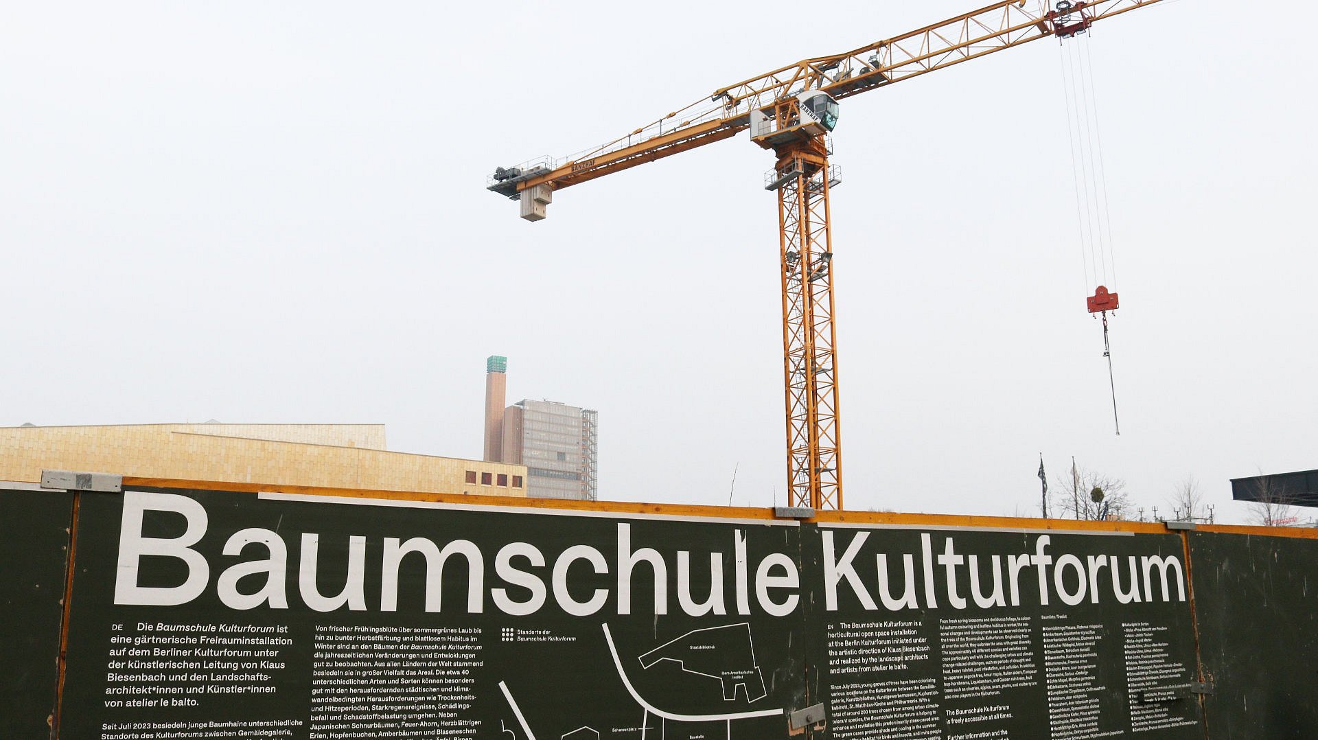 Baukran vor Bauzaun