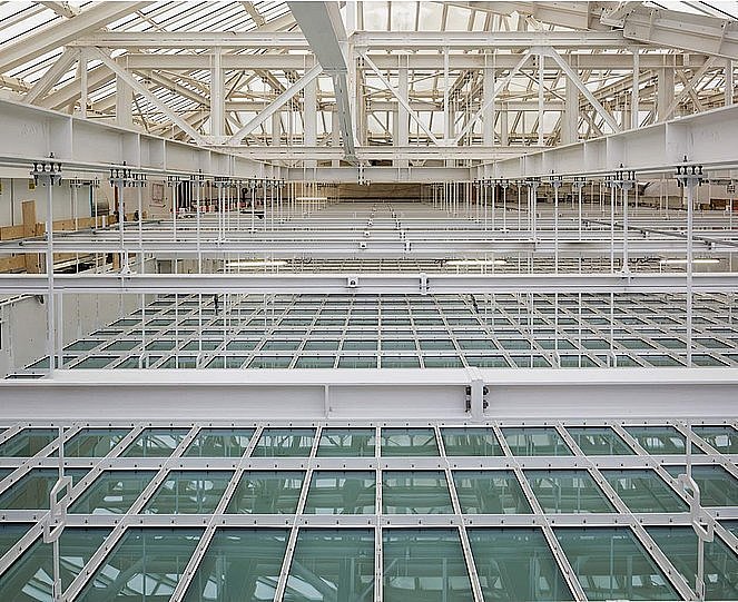 Ausstellungssaal mit eingerüsteten griechischen Säulenarchitekturen und lichtdurchlässiger Decke (öffnet Vergrößerung des Bildes)