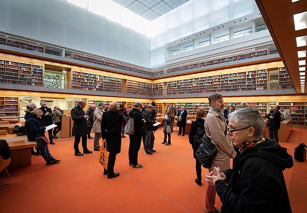 Menschen in einem Bibliothekssaal