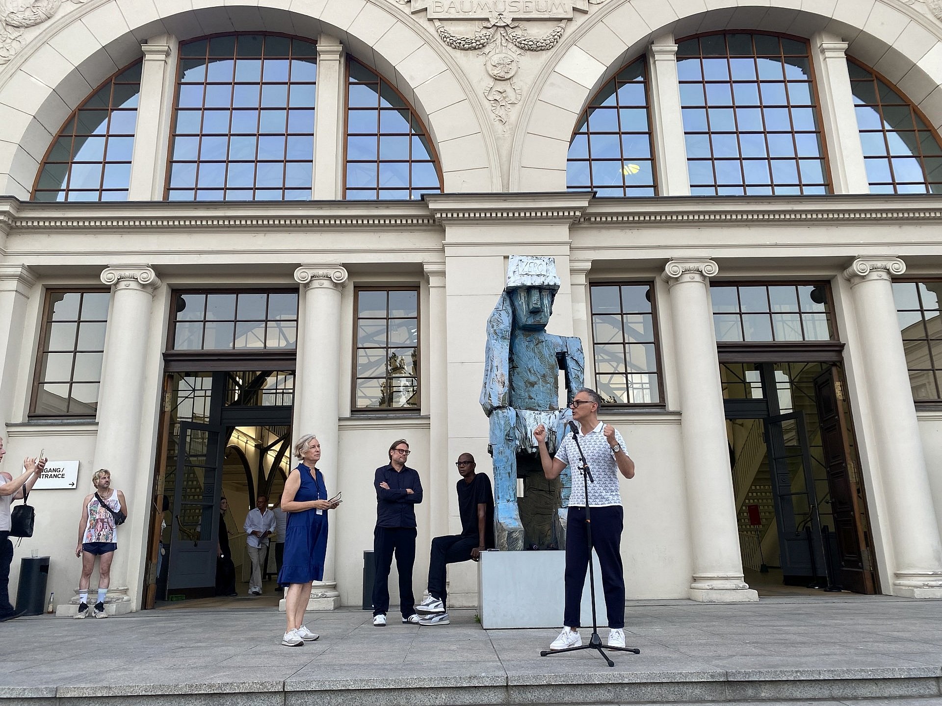 Eine Gruppe von Menschen vor dem Hamburger Bahnhof. 