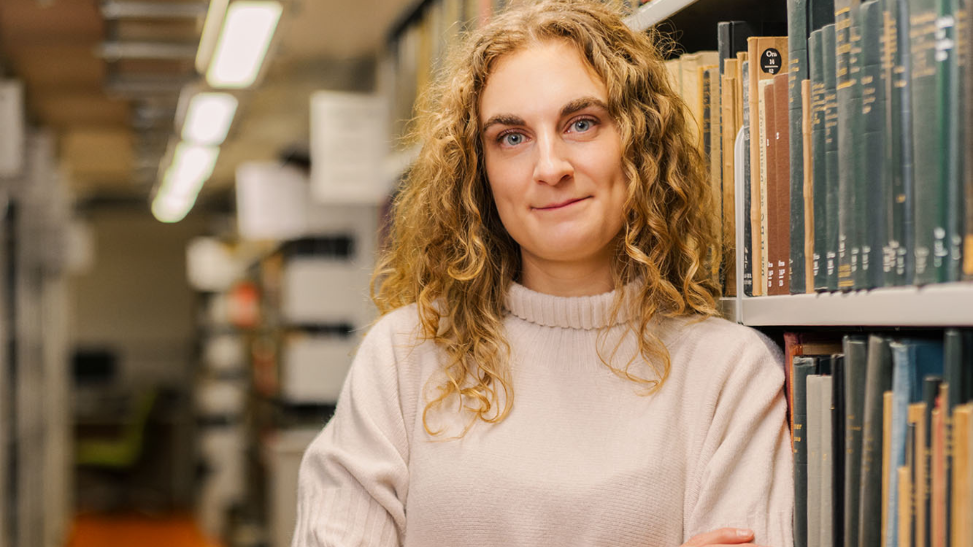 Frau vor Bücherregal