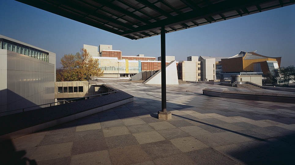 Blick über das Kulturforum vom Eingang der Kunstbibliothek (öffnet Vergrößerung des Bildes)