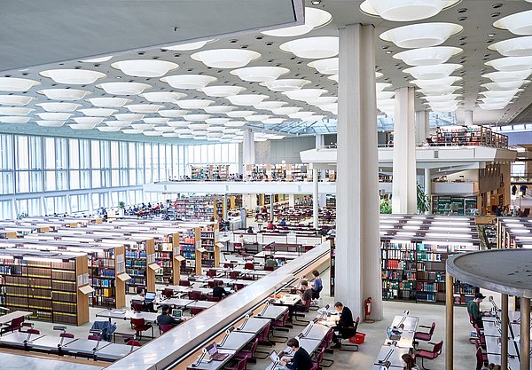 Der durchaus legendäre Lesesaal der Stabi Haus Potsdamer Straße Blick in einen enormen Bibliothekslesesaal