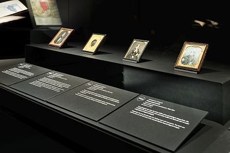 Ausstellungsvitrine mit Bildern und Textschildern