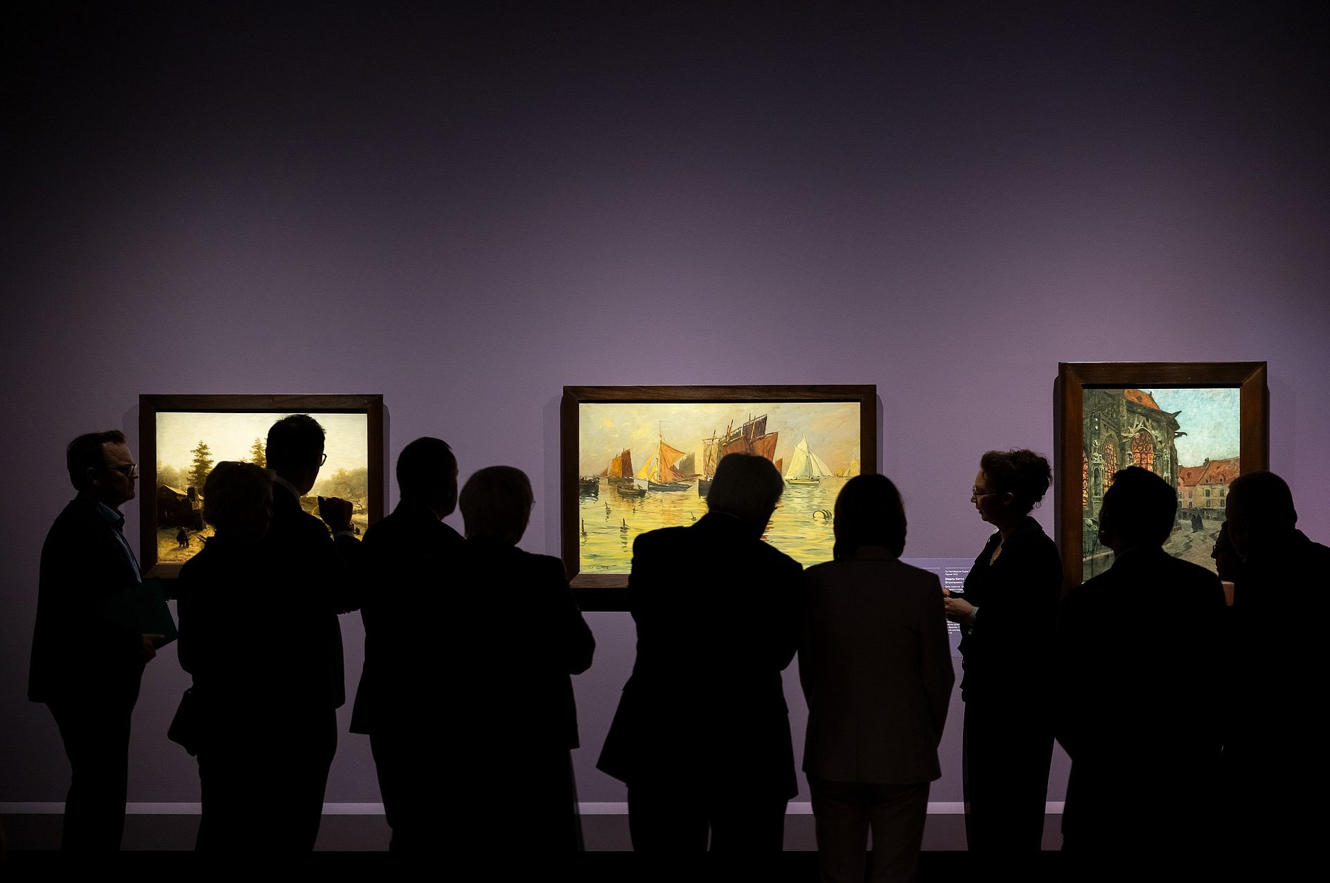 Personen betrachten Gemälde im Museum