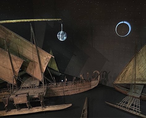 Installationsansicht "Springer: Spiegelkugel" von Theo im Humboldt Lab Dahlem 2013