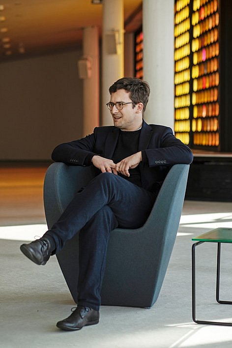 Ein Mann sitzt auf einem Stuhl