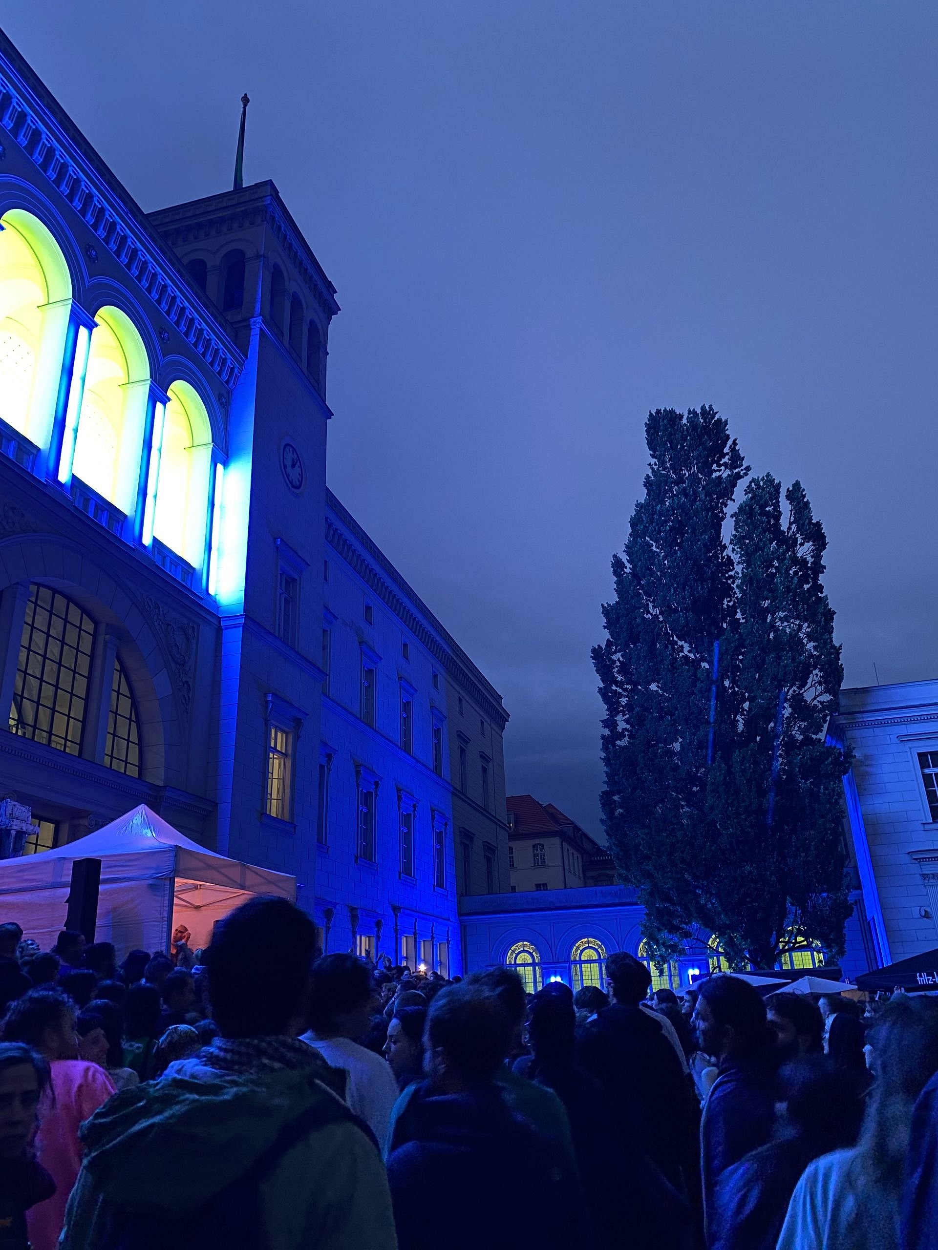 Menschen tanzen in der Nacht, erleuchtet von Neonlicht