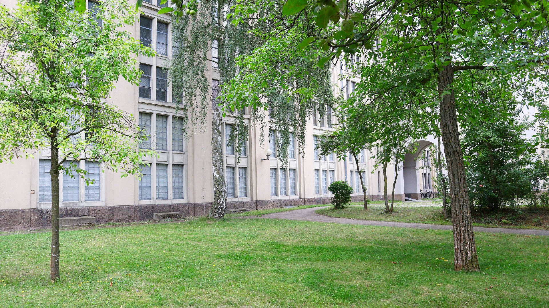 Ein großes Haus in einem grünen Garten